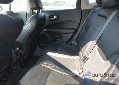 2018 Jeep Compass Latitude z USA, uszkodzony, nr VIN 3C4NJDBB6JT265938